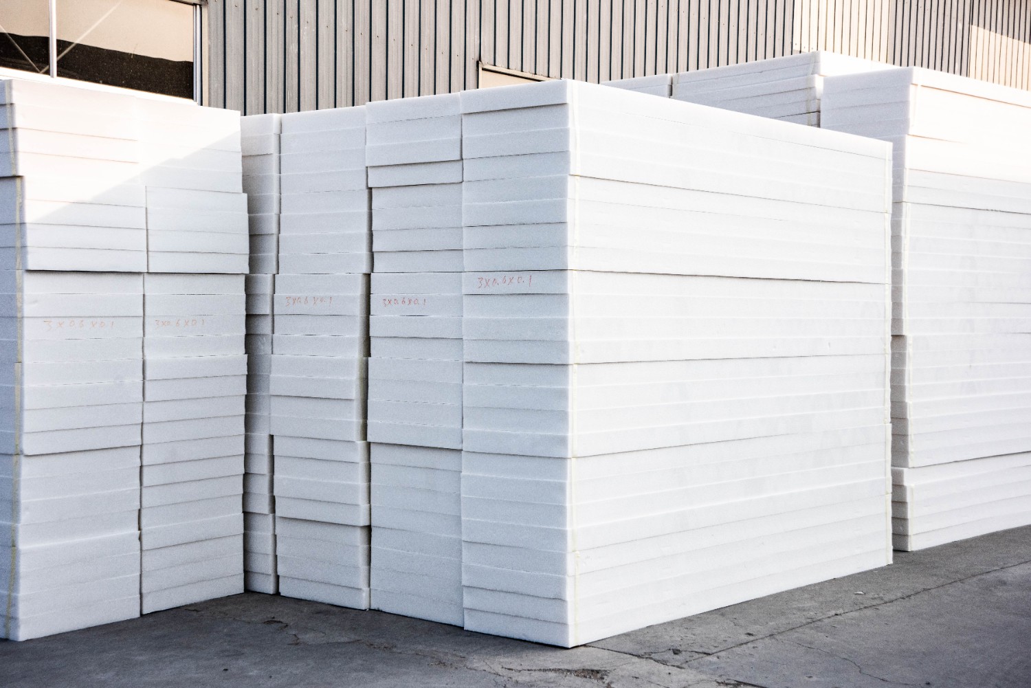 外墻保溫板施工時(shí)要注意哪些事項(xiàng)